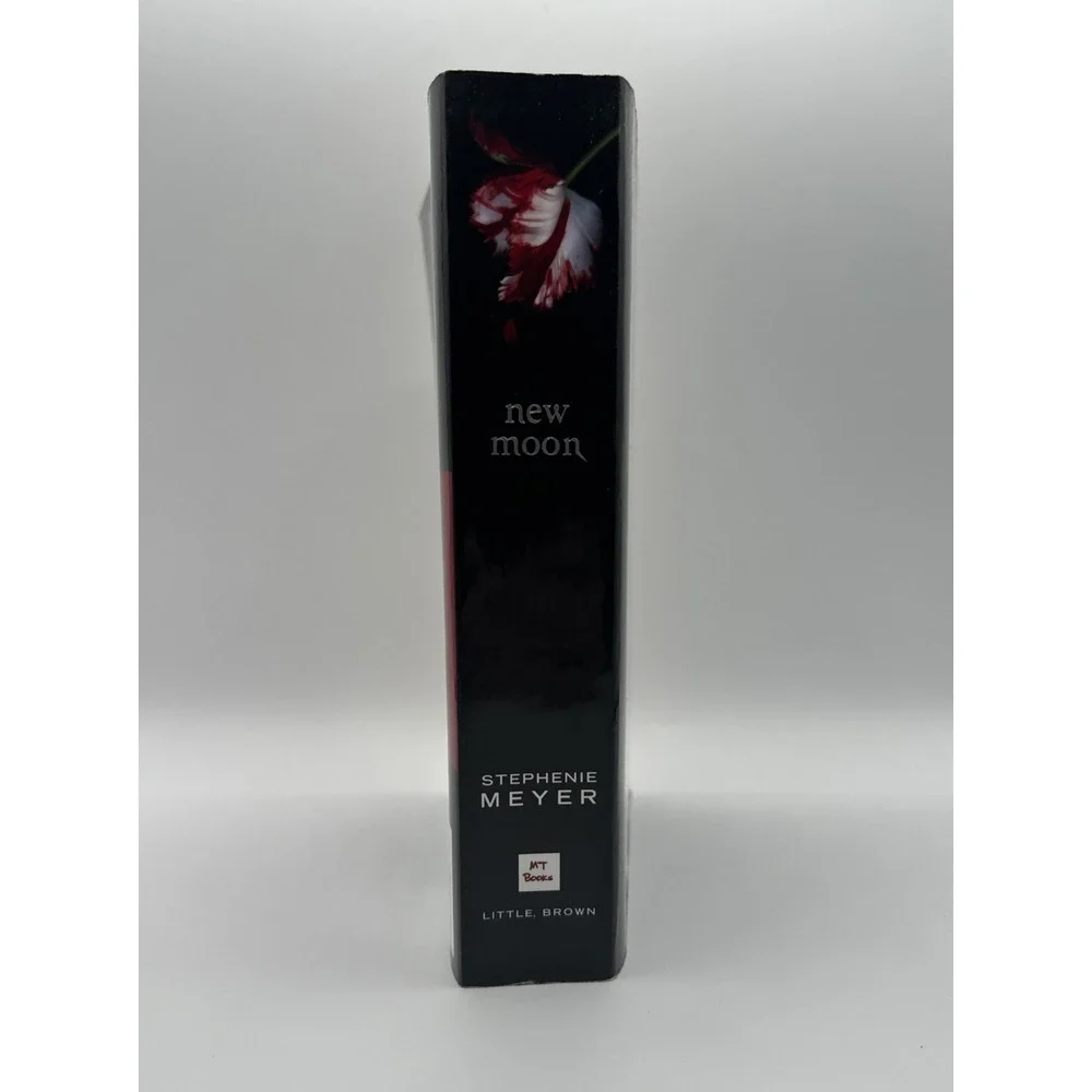 New Moon by Stephenie Meyer 2008 Paperback Book Twilight Saga Series